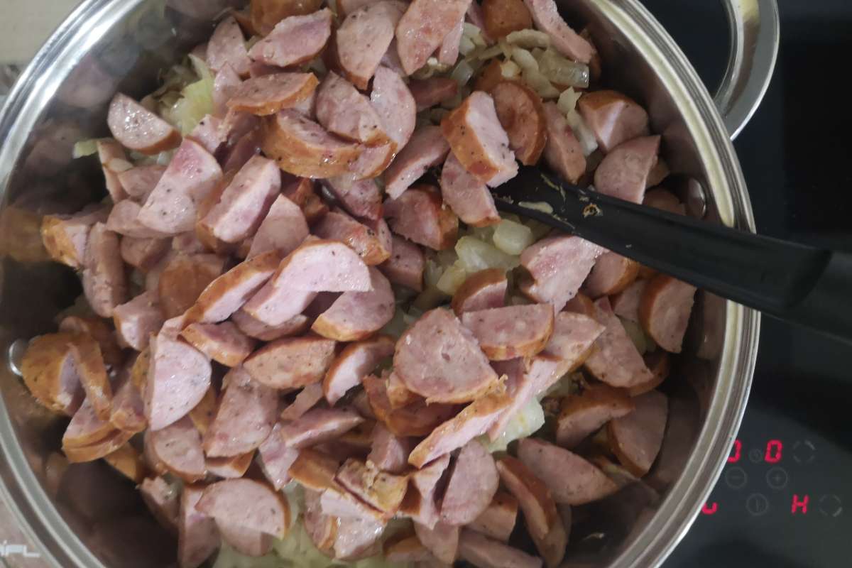 капуста с колбасой