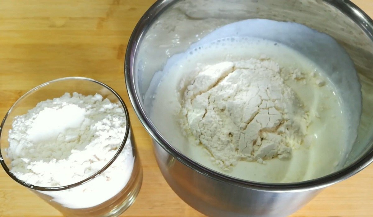 добавление муки в тесто