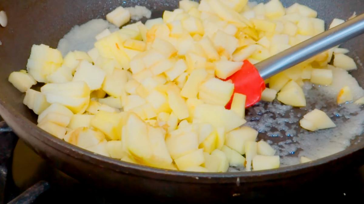 яблоки на сковороде