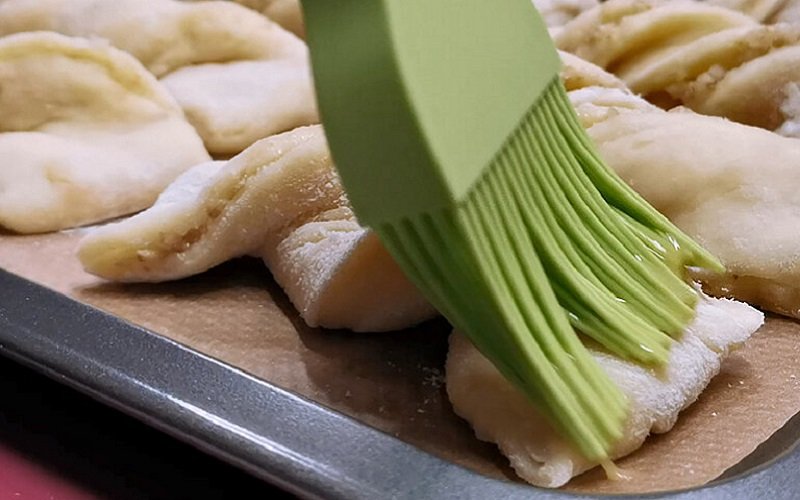 смазывание булочек яйцом