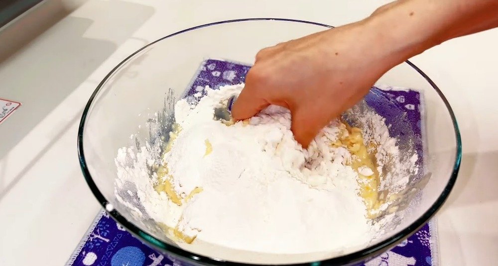 булочки с изюмом и сахарной крошкой