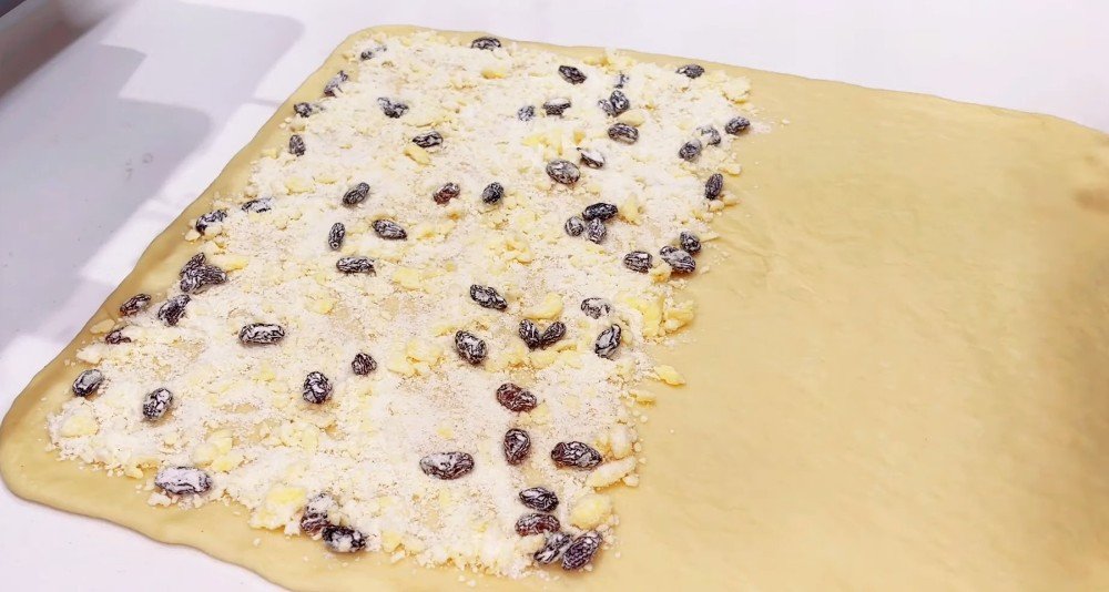 булочки с изюмом и сахарной крошкой