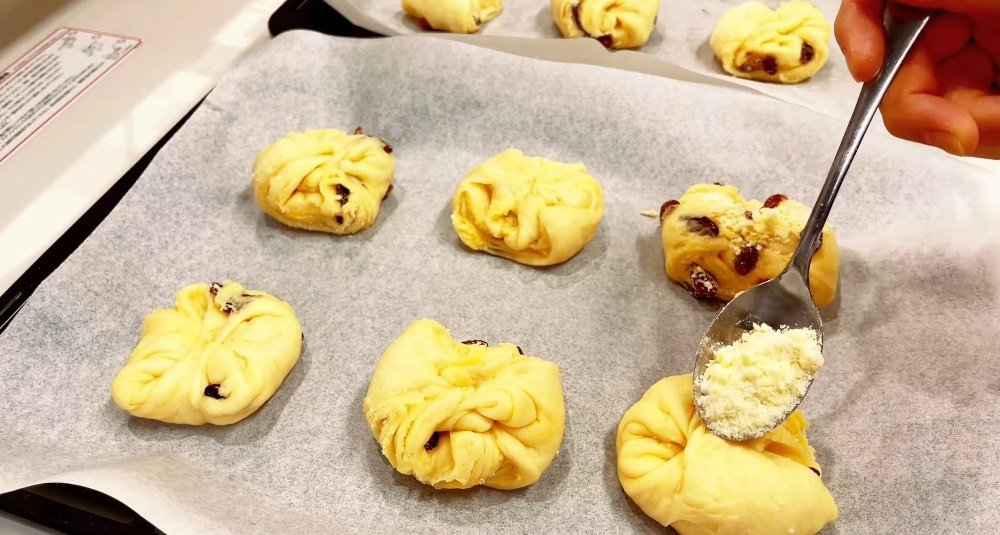 булочки с изюмом и сахарной крошкой