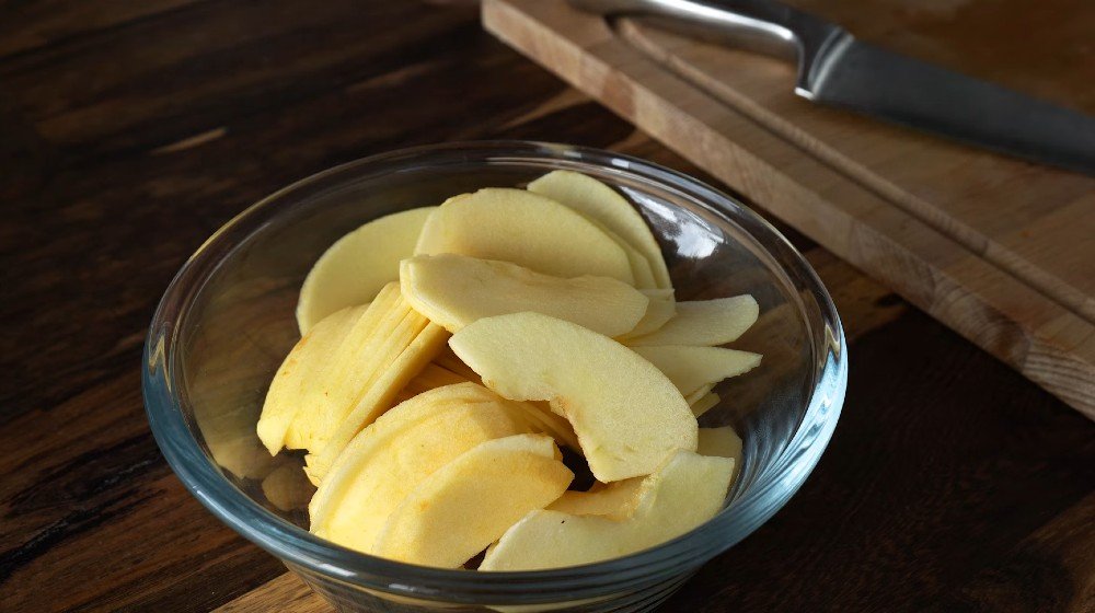 нарезанные яблоки