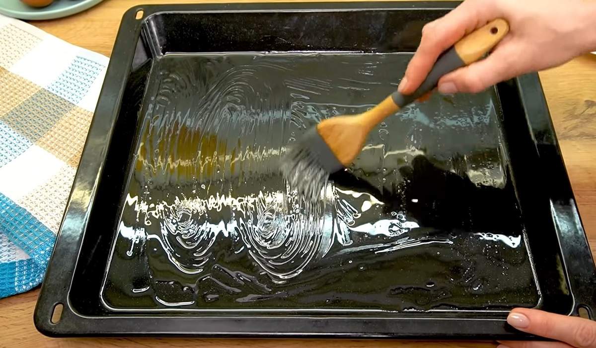 смазанный маслом противень