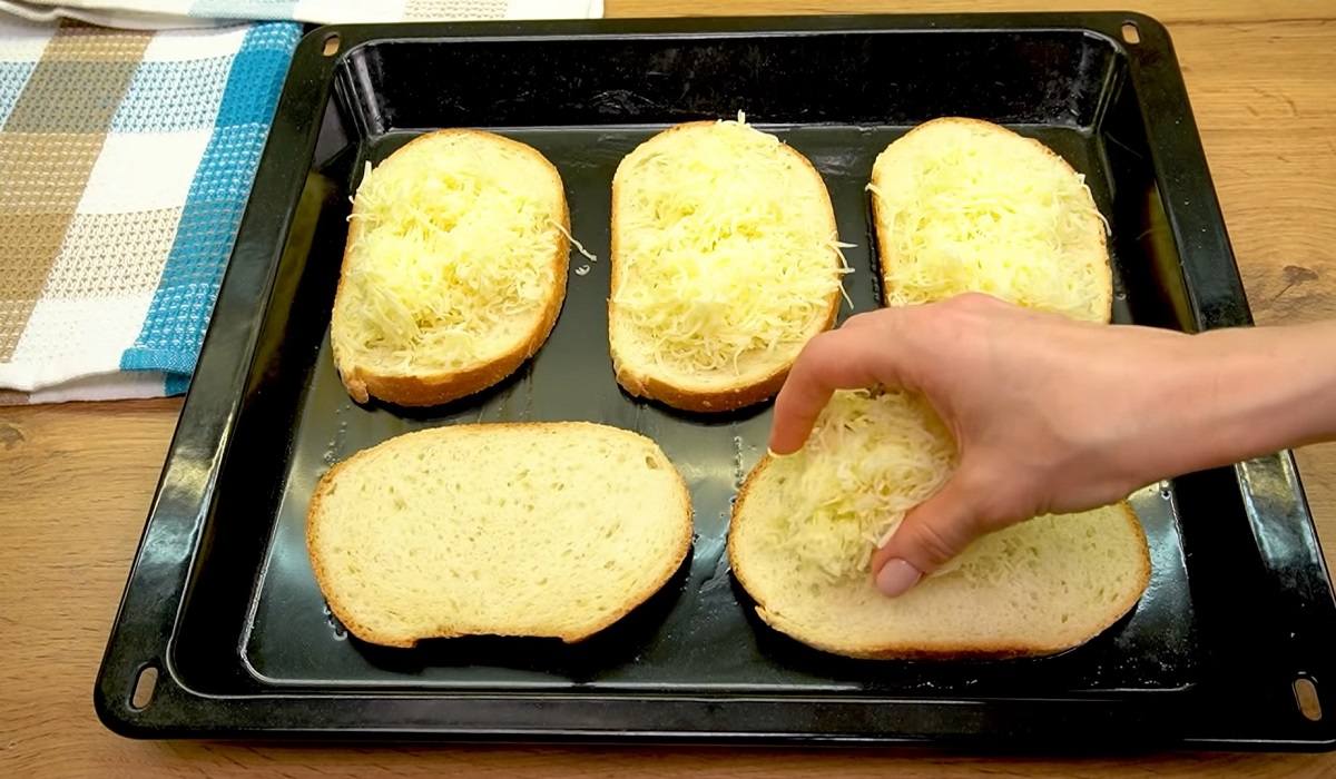 хлеб с сыром на противне