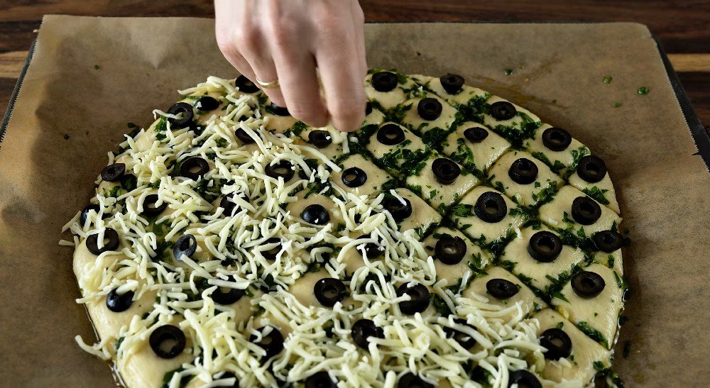 чесночная лепешка с зеленью