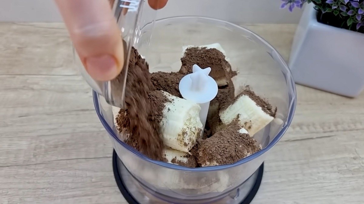бананы и какао в блендере