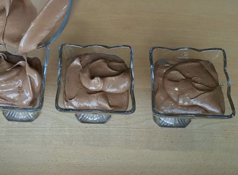 разливание десерта