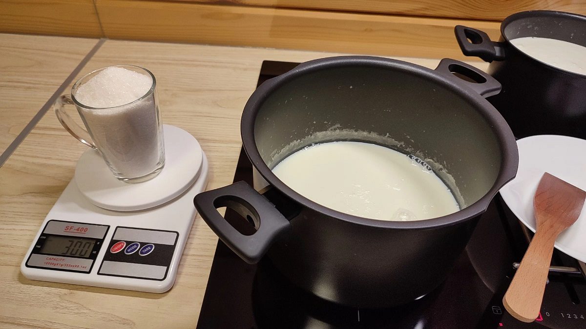 молоко, сахар и сода