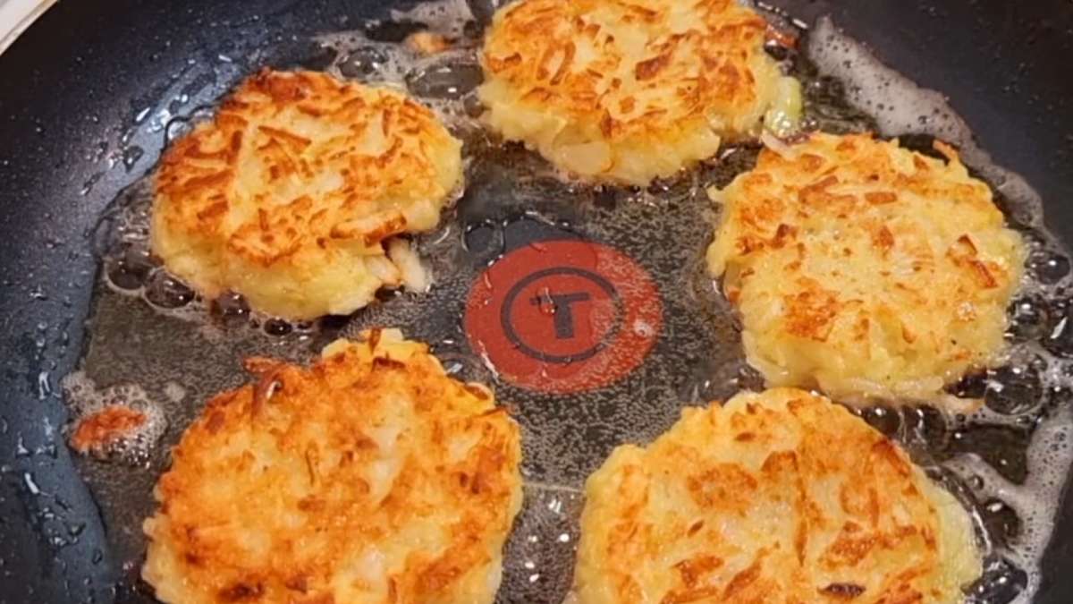 Жареные драники из лука: обед или ужин за копейки - Со Вкусом