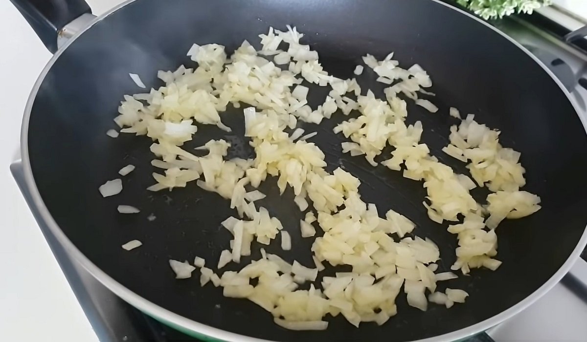 лук на сковороде