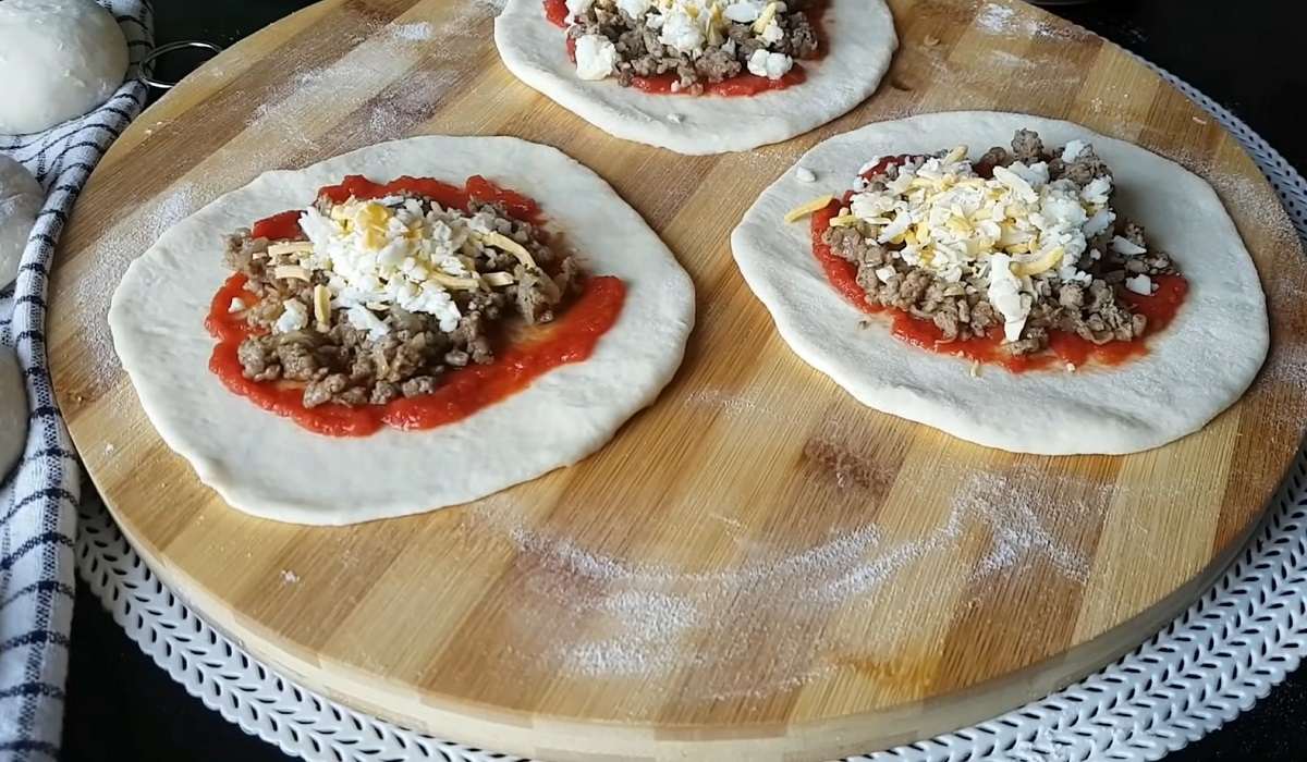 Дрожжевые пирожки с мясной начинкой: рецепт с фото - Со Вкусом