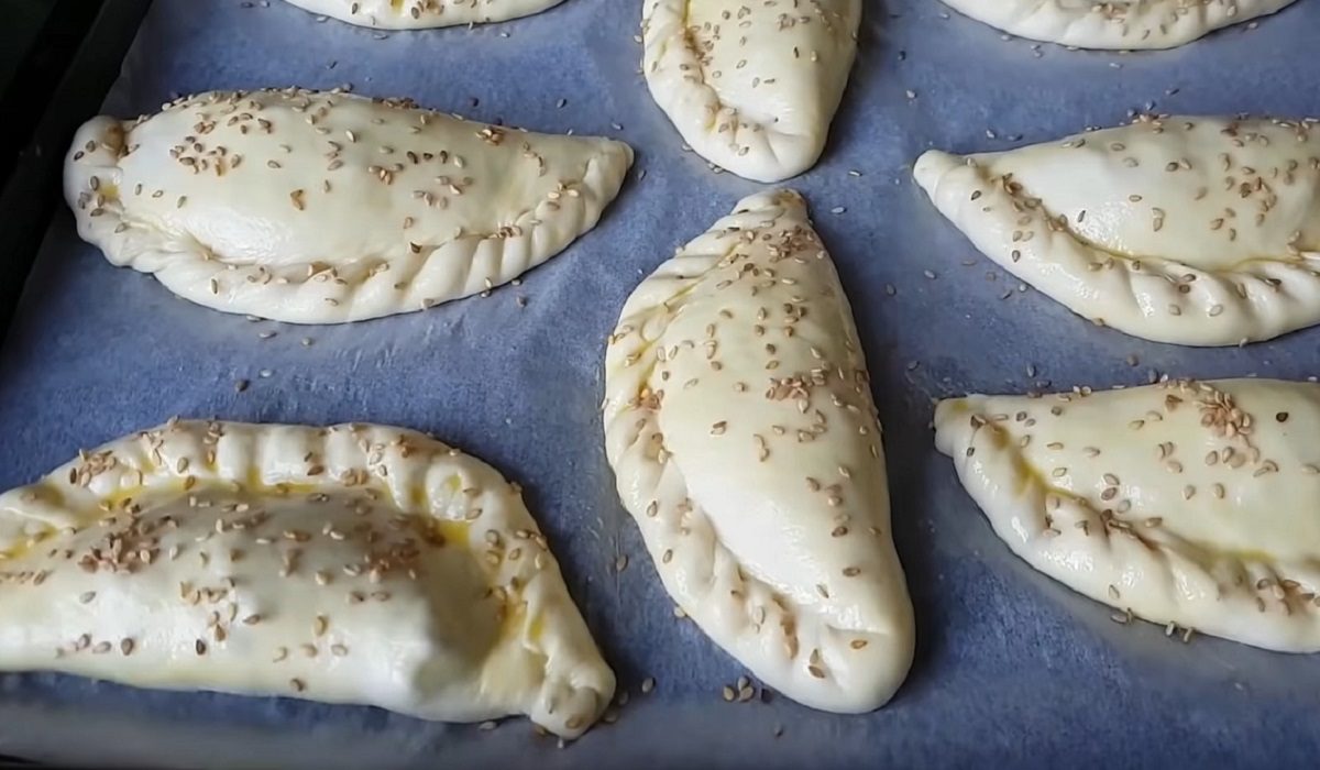 посыпанные кунжутом пирожки