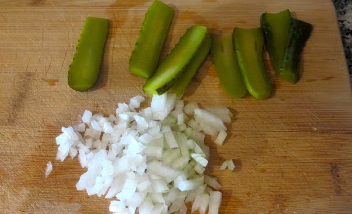 маринованные огурцы и лук