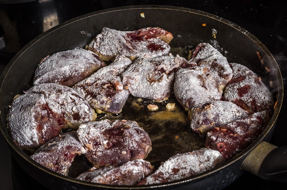 говяжья печень на сковороде