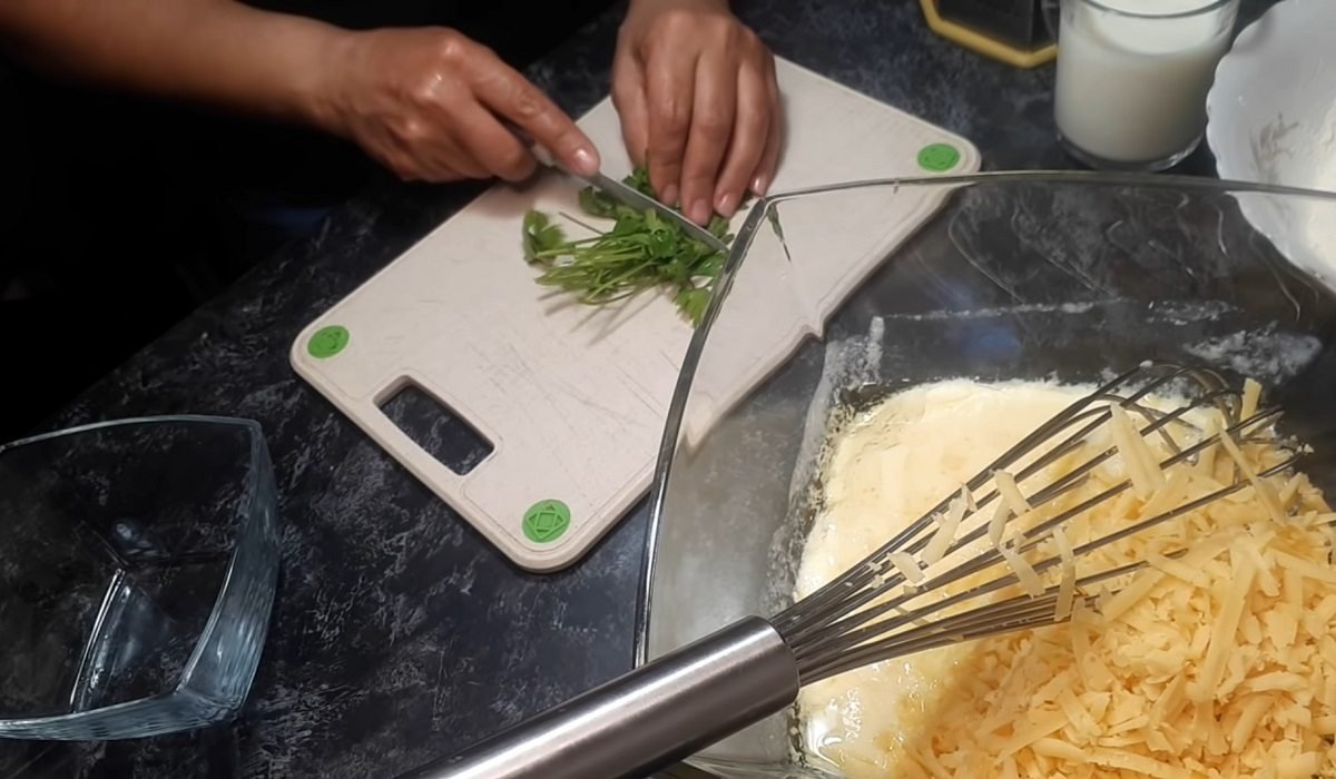 тертый сыр и рубленая зелень