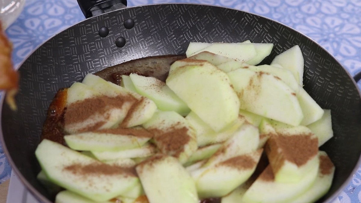 яблоки на сковороде