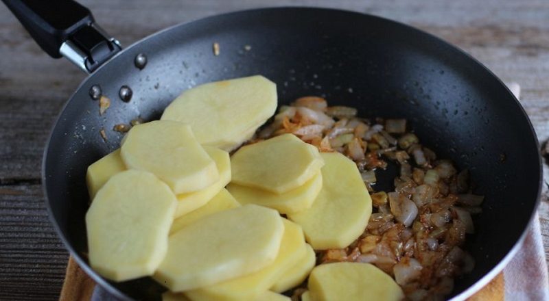 добавление картошки в сковороду