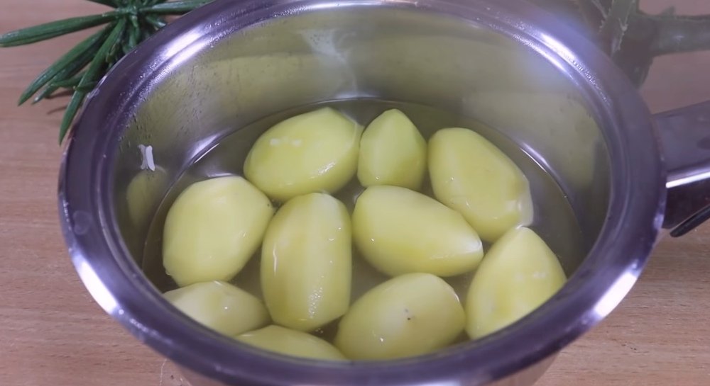 картофель с фаршем в чашках