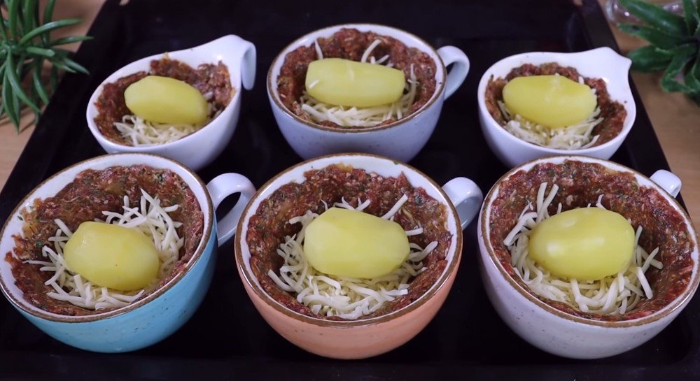 картофель с фаршем в чашках