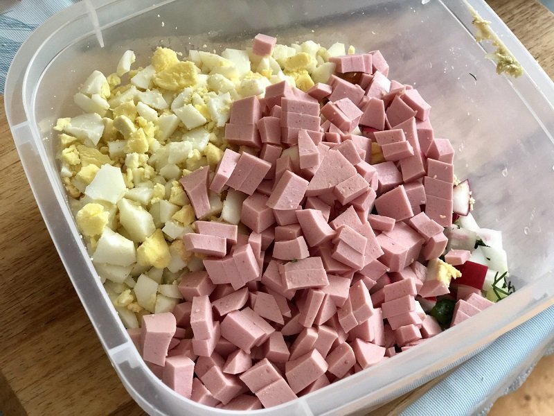 нарезанная колбаса с яйцами