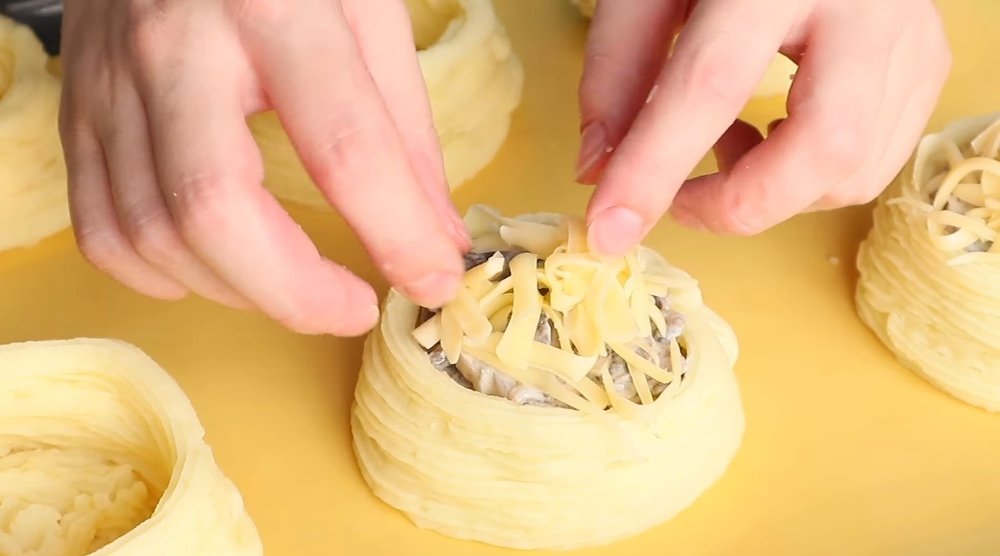 картофельные гнезда с шампиньонами