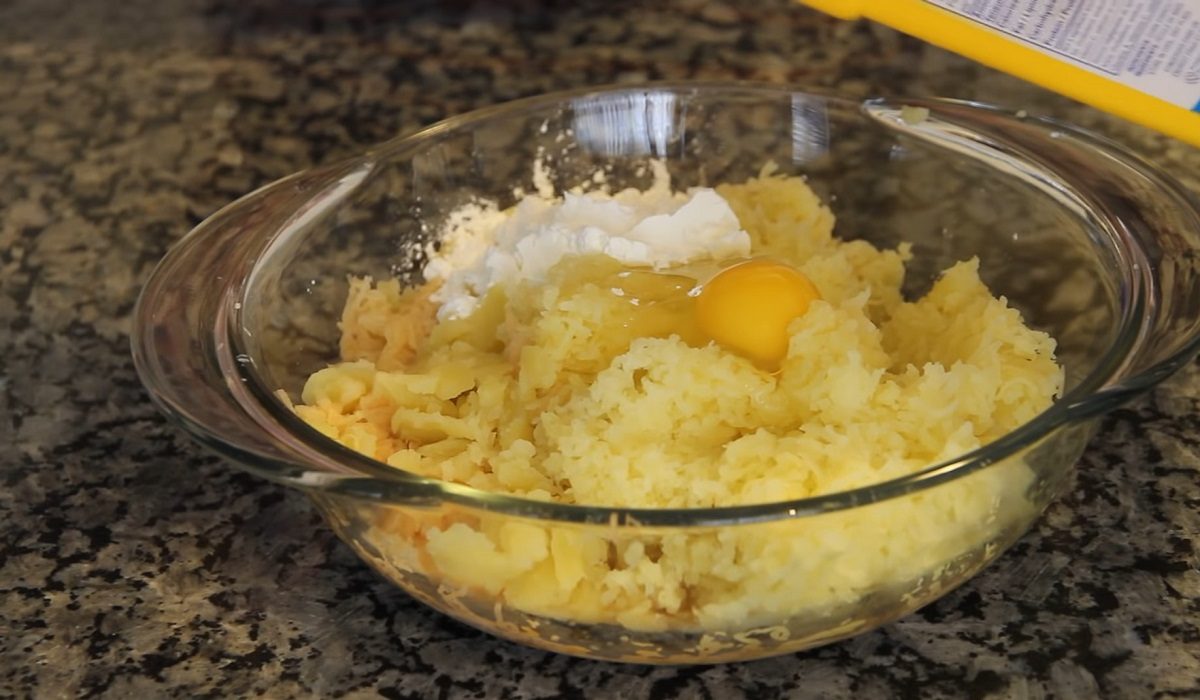 тертый картофель с яйцом и крахмалом