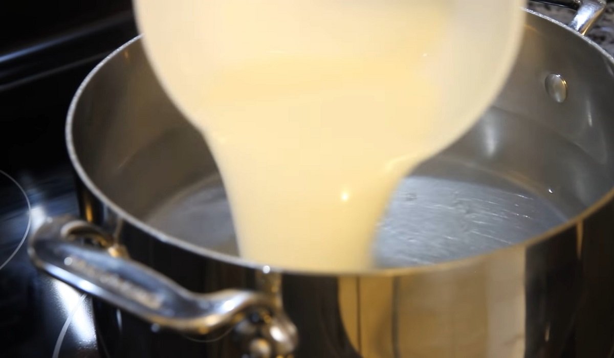 добавление крахмального раствора в кастрюлю