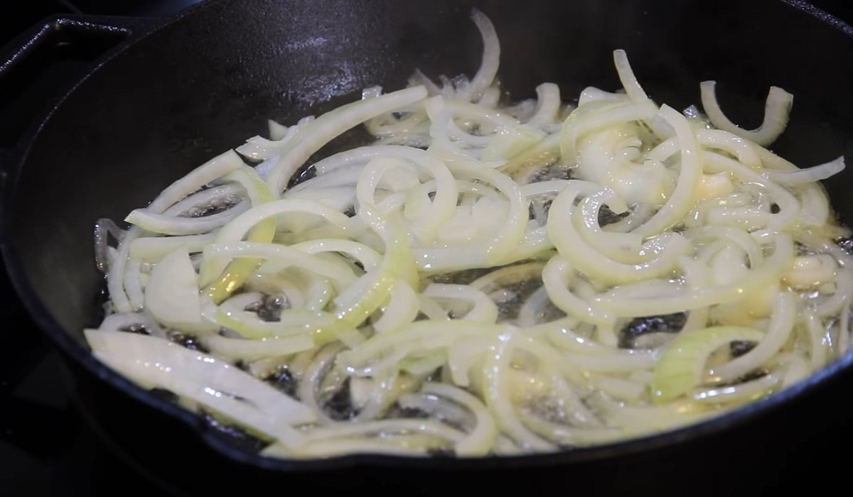 лук на сковороде