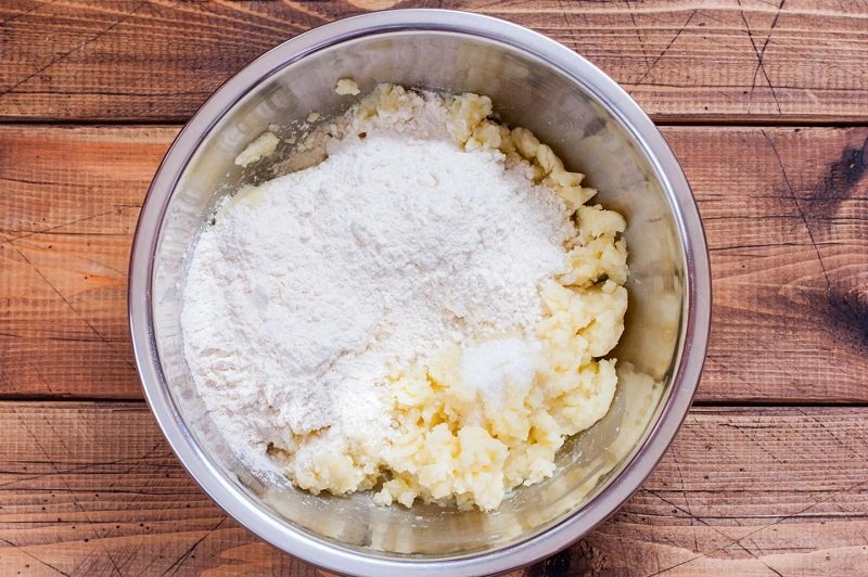 замешивание теста