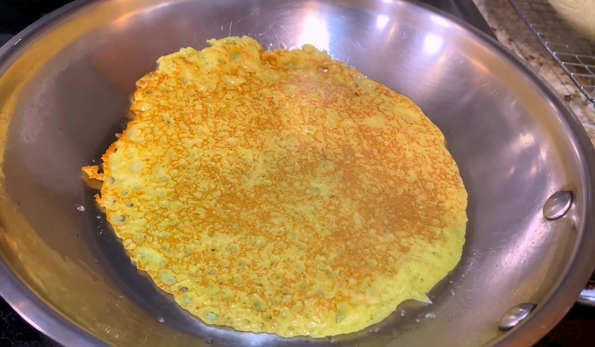 картофельный блин на сковороде