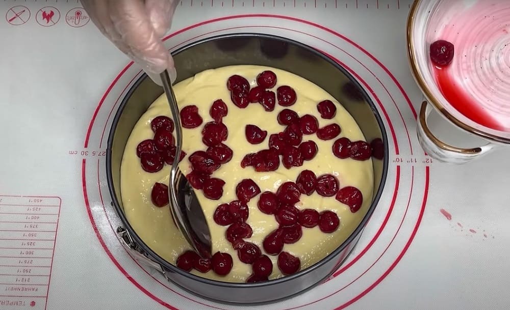 выложить ягоды сверху теста