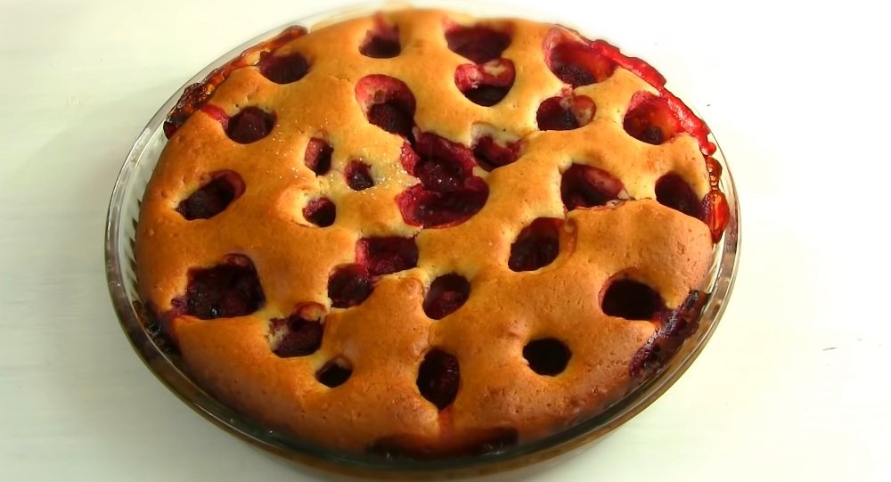 клубничный пирог на молоке