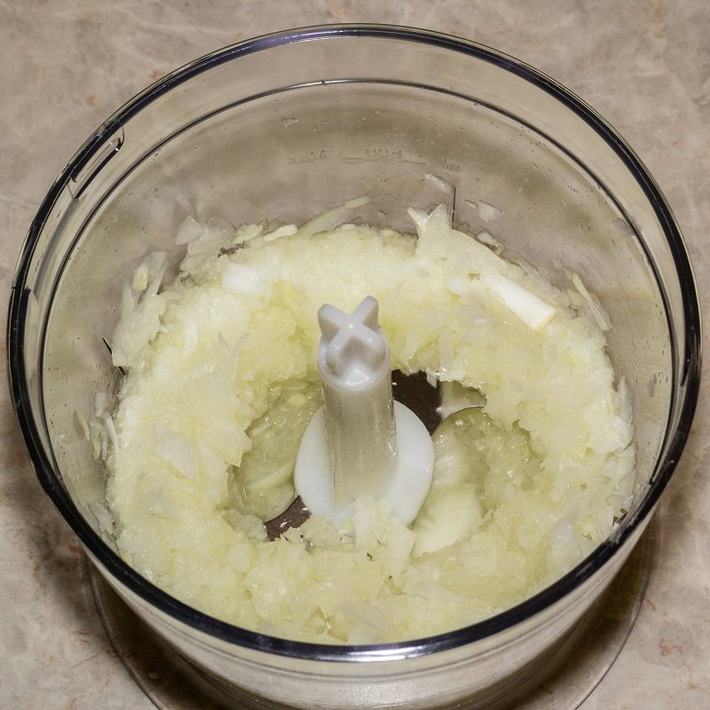 перемешивание яиц с луком