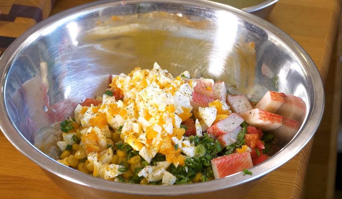 добавление соли и перца