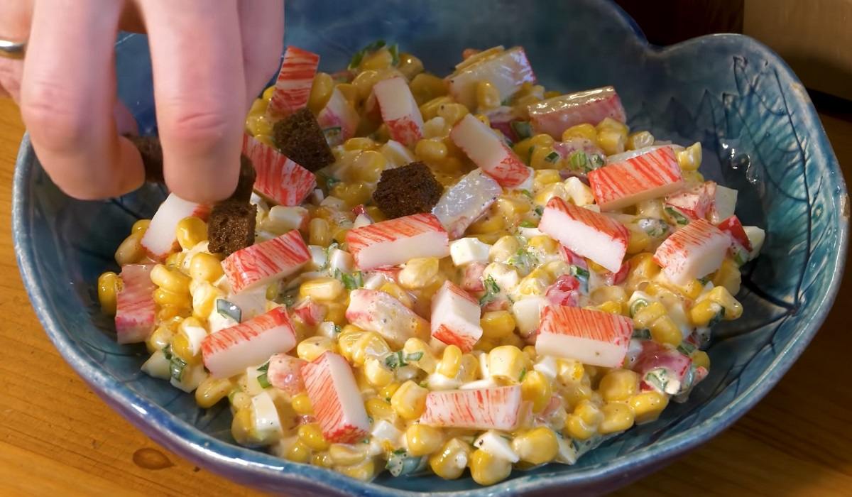 выкладывание гренок на салат