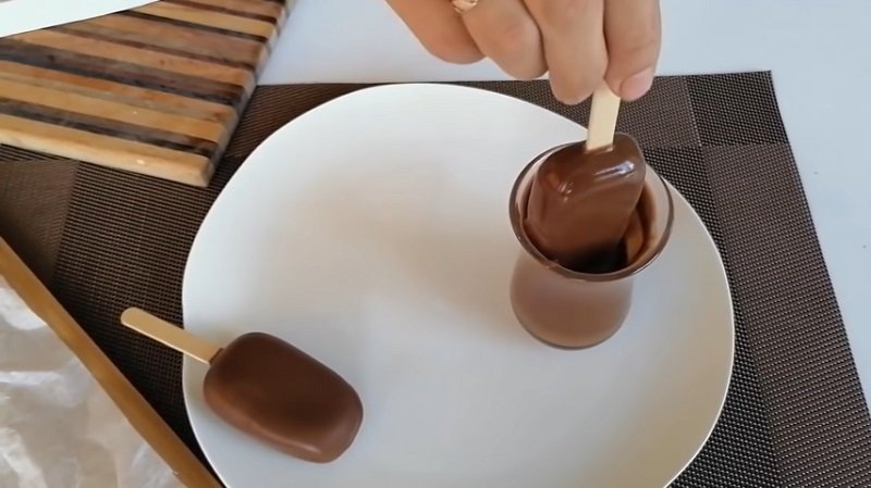 мороженое в шоколадной глазури