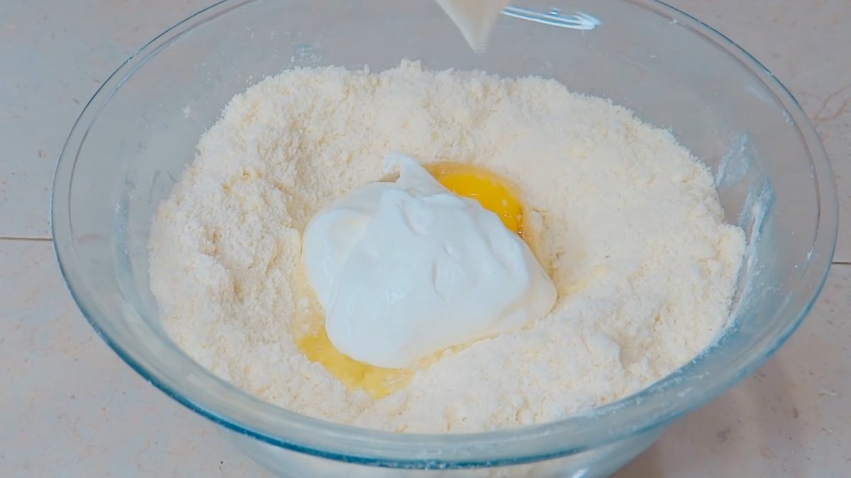 добавление яйца и сметаны