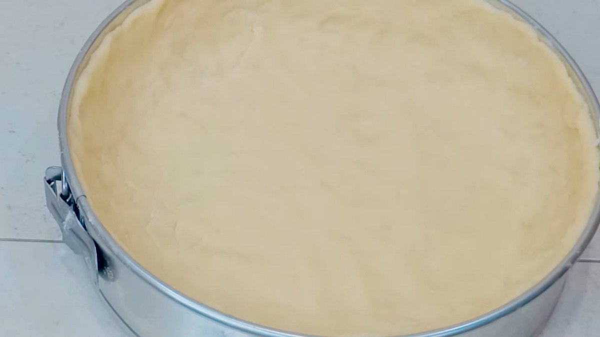 тесто в форме для выпекания