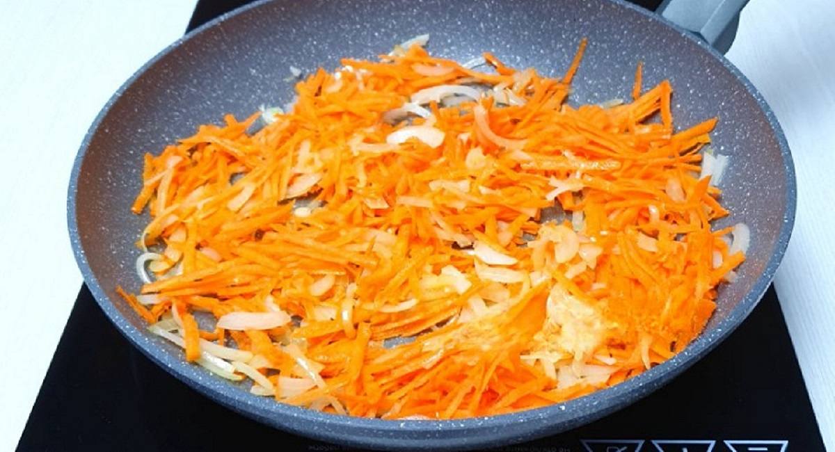 лук с морковью на сковороде