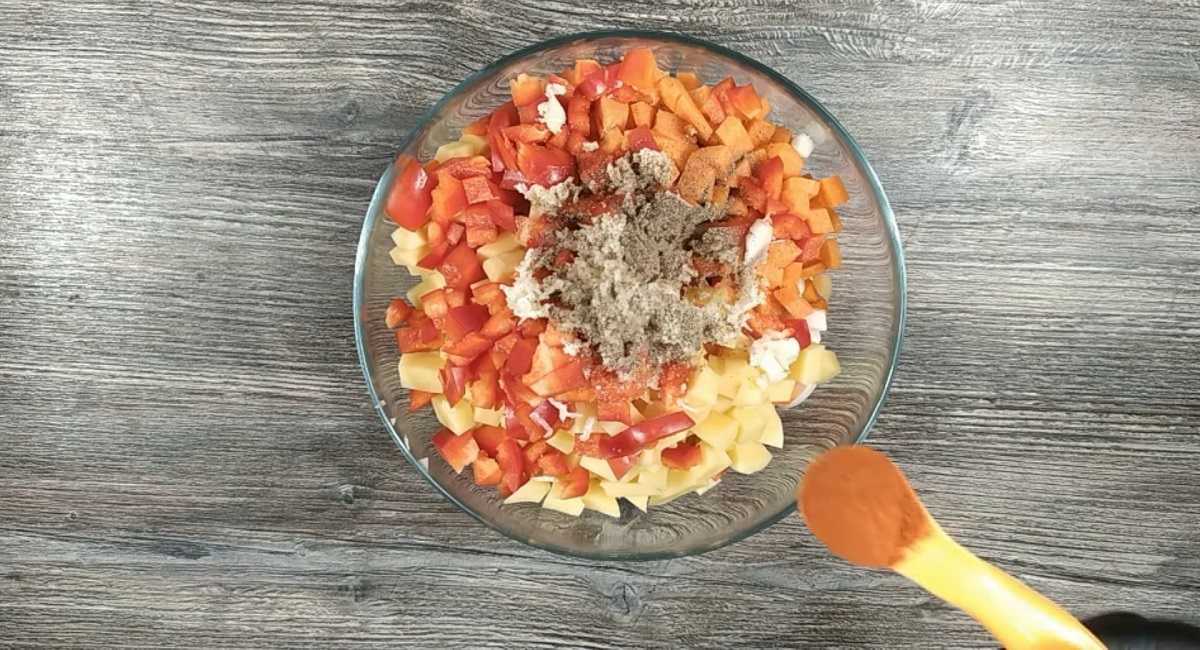 овощи и грибы со специями и маслом