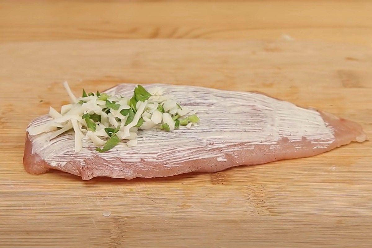 куриные рулетики с зеленью и сыром