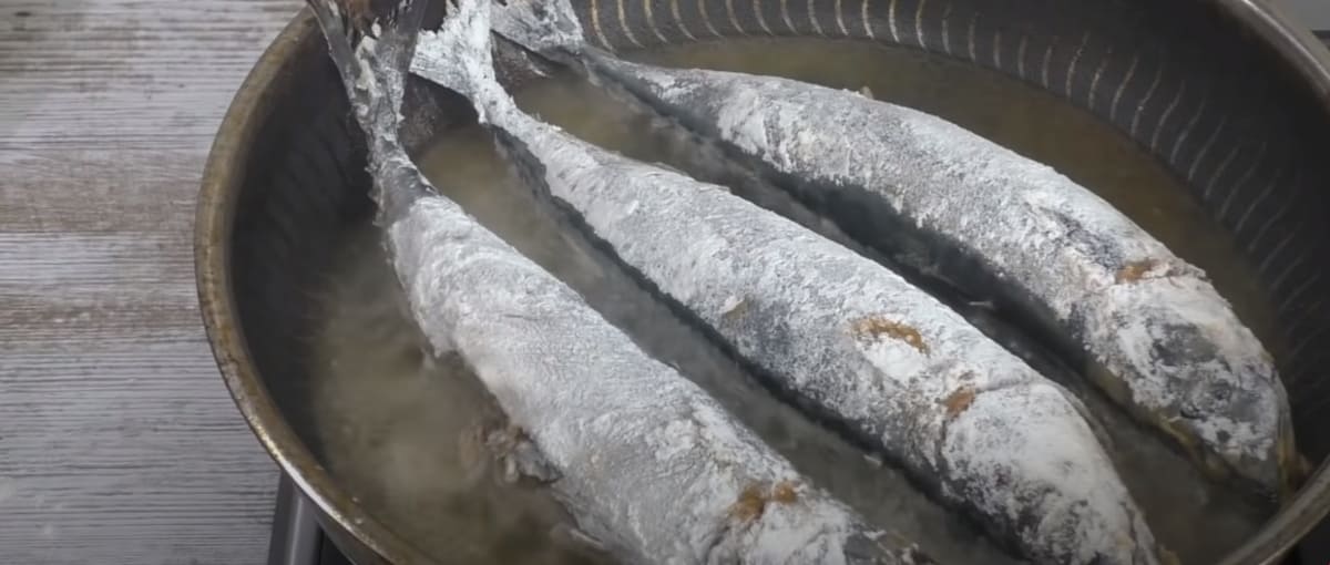 мелкая скумбрия на сковороде