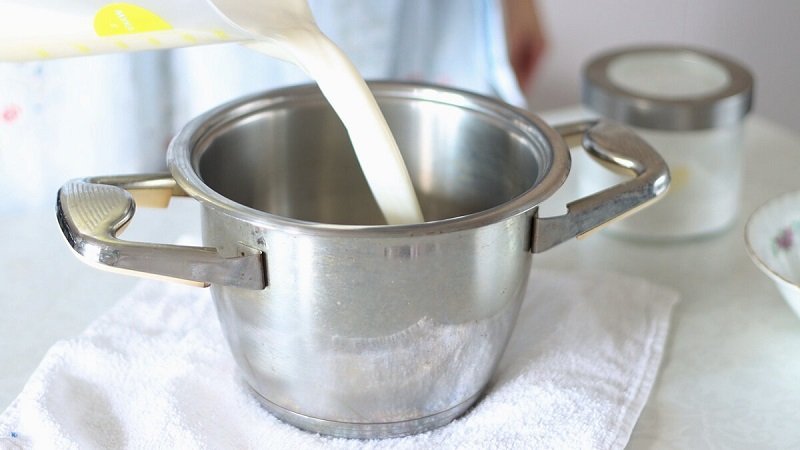 выливание молока