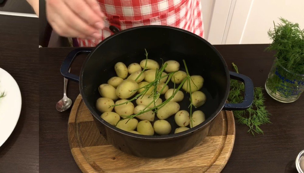 молодая картошка с укропом и чесноком