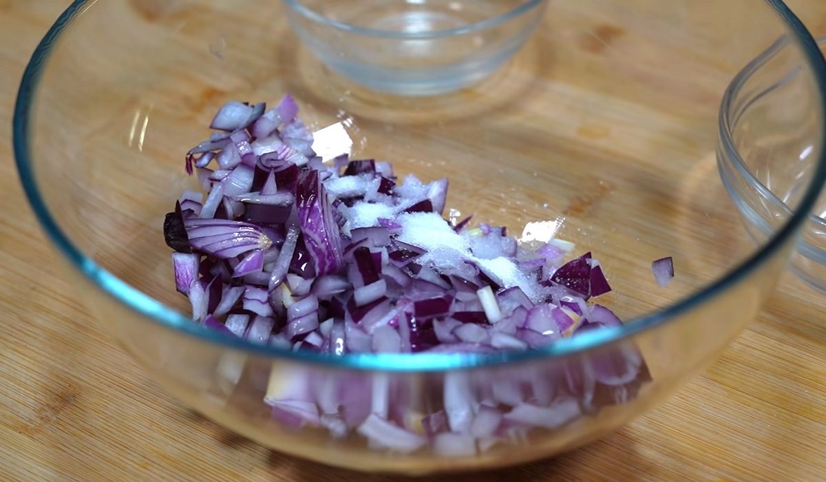 лук с сахаром и солью