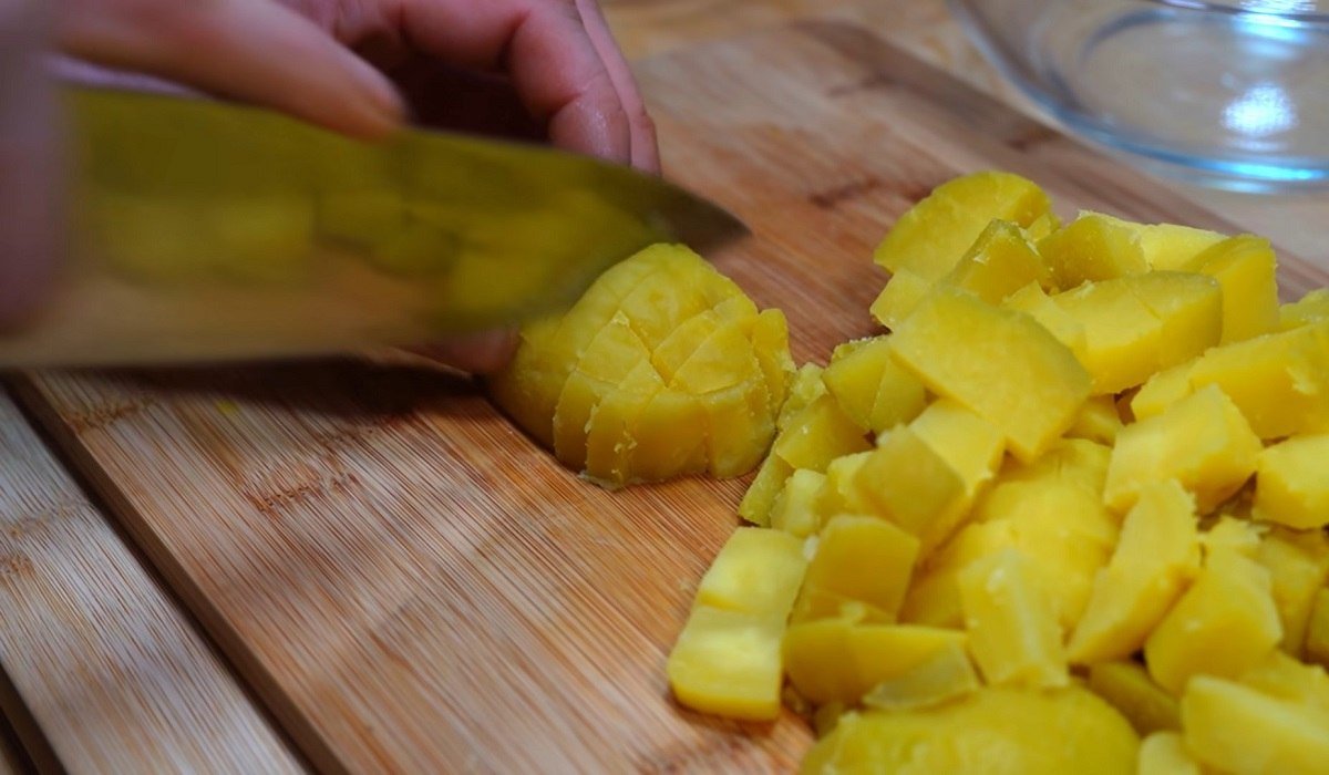 нарезание вареного картофеля