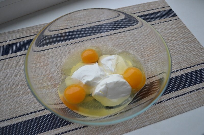 размешивание ингредиентов для шарлотки