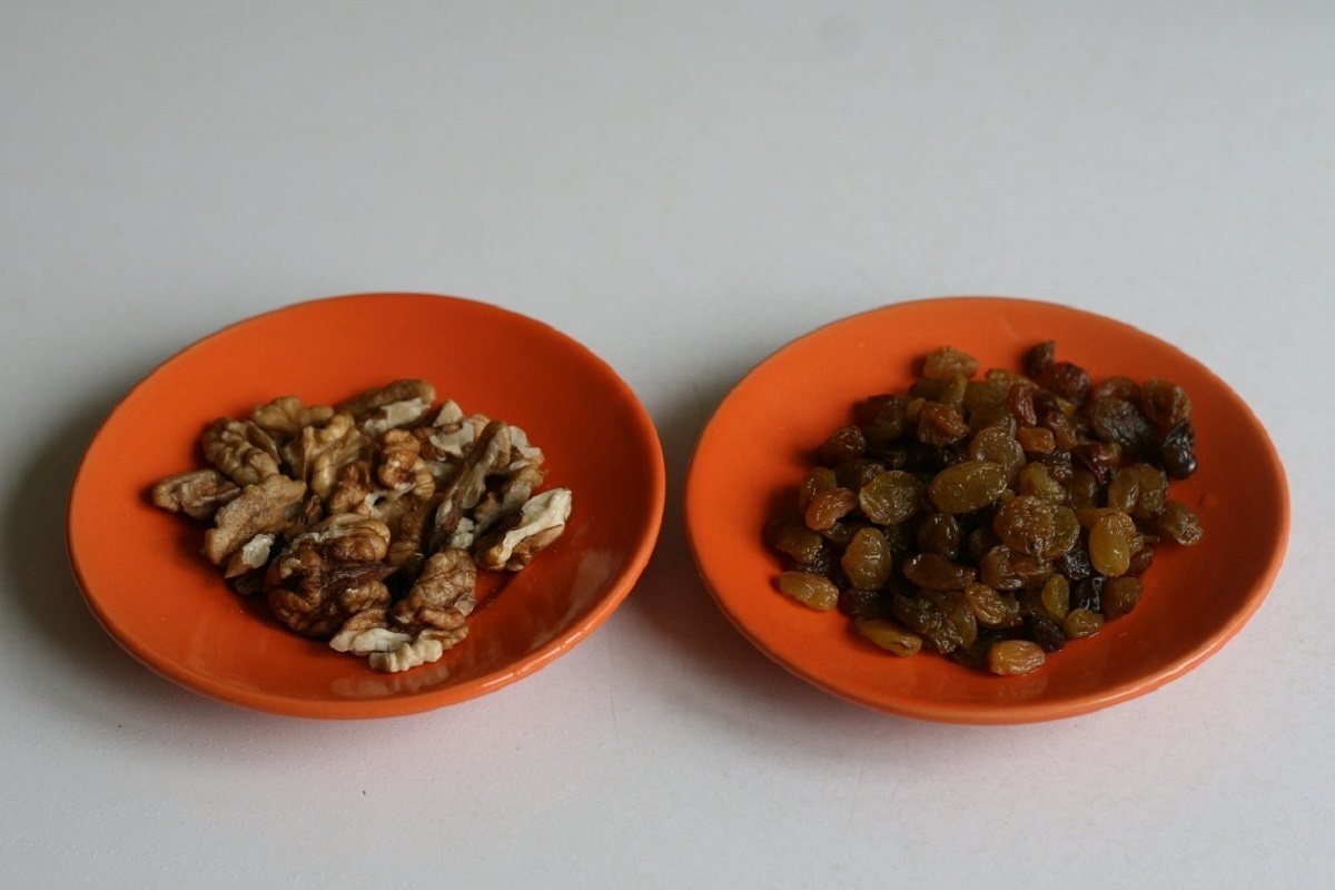 грецкие орехи и изюм